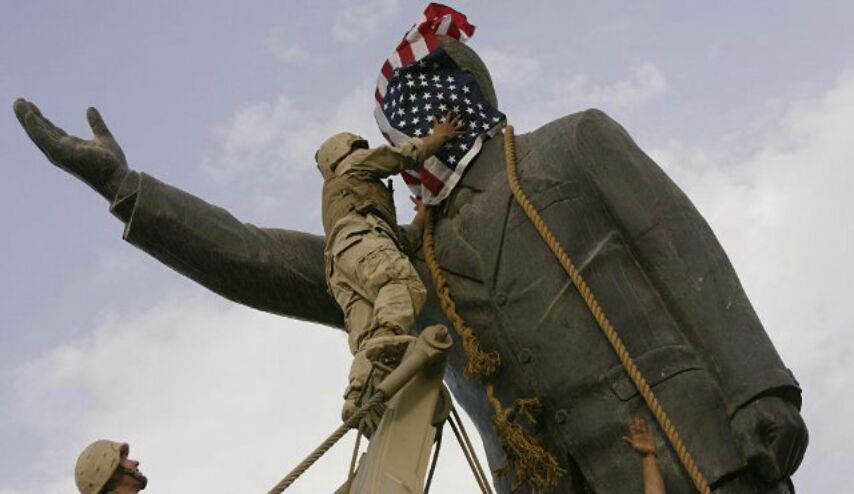ساقه اليسرى في المانيا وكفه فُقد.. هذا هو مصير تمثال الديكتاتور صدام حسين!