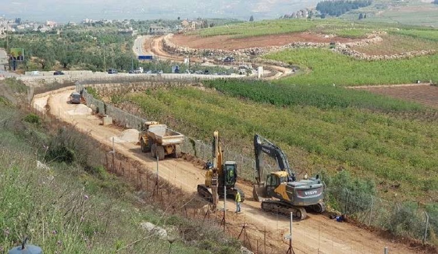 الاحتلال الاسرائيلي  باشر ببناء جدار فاصل على الحدود مع لبنان