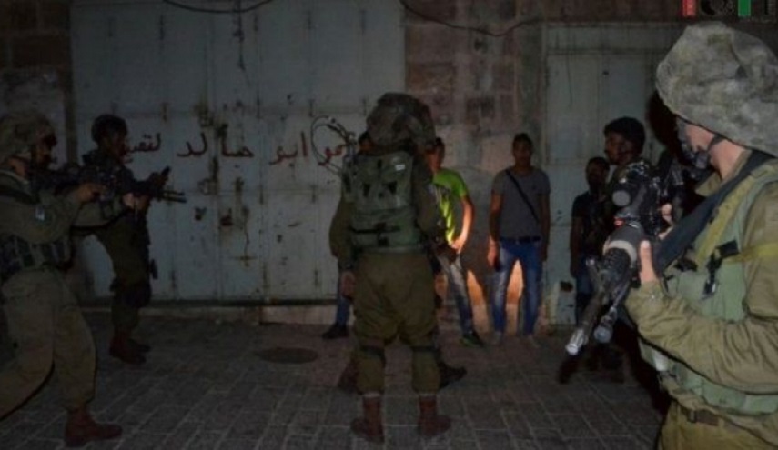قوات الاحتلال تعتقل 12 فلسطينيا بينهم قيادات في حركة حماس