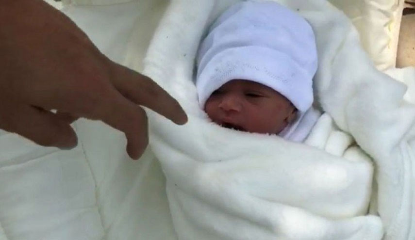 العثور على طفلة يمنية تحت الأنقاض بعد 4 أيام في تعز