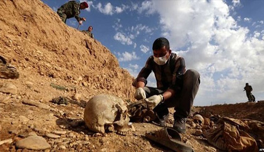 کشف گور جمعی قربانیان داعش در شمال الرمادی