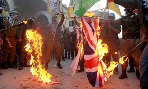 به آتش کشیده شدن پرچم های آمریکا و انگلیس در رام الله
