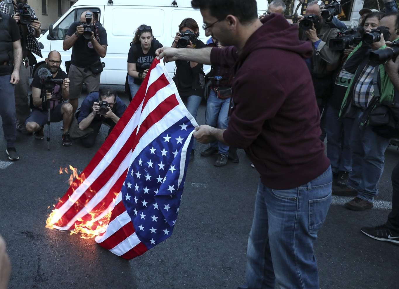  یونانیها پرچم آمریکا را آتش زدند 