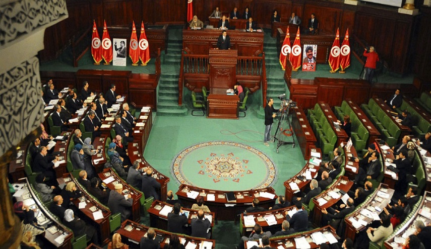 التونسيون يستنكرون الخروقات الدستورية في البلاد