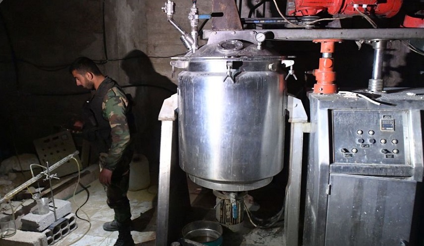 شاهد..العثور على دليل يؤكد تصنيع "النصرة" لأسلحة كيميائية في دوما
