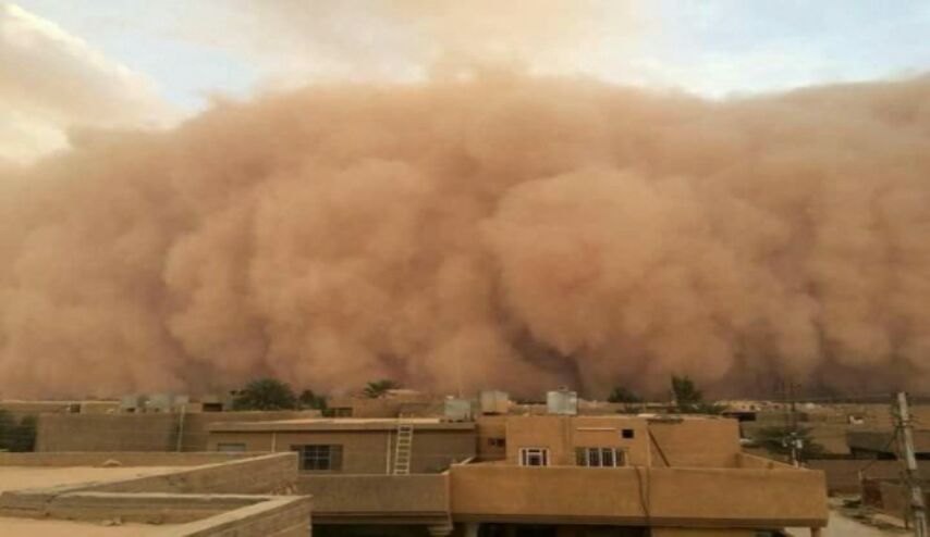 بالصور.. عاصفة ترابية شديدة تضرب الانبار وتتوجه الى بغداد