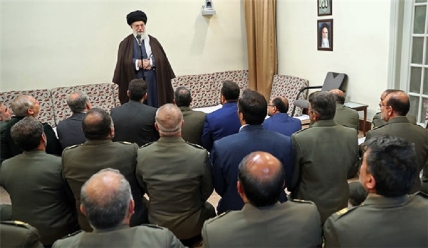 قائد الثورة يدعو للمزيد من تطوير قدرات الجيش الايراني