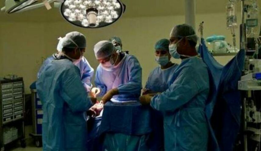 طبيب يجري جراحة لساق مريض بدلاً من رأسه.. ماذا حلّ به؟
