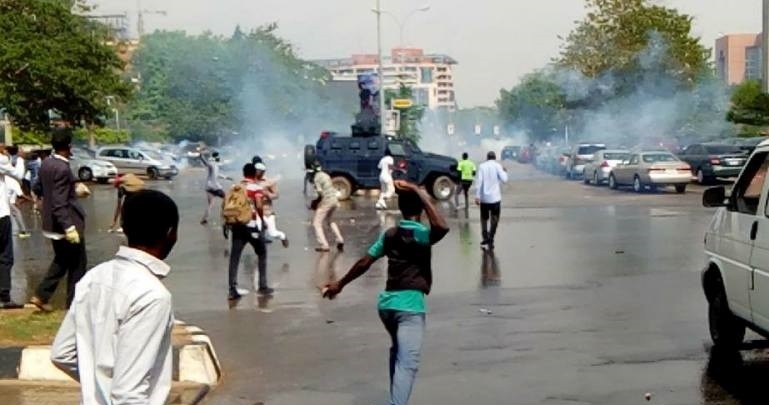 حمله نیروهای پلیس نیجریه به مراسم تشییع پیکر یکی از شهدای جنبش اسلامی