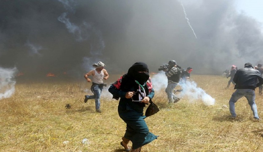  جيش الاحتلال يُطلق قنابل الغاز صوب شبان فلسطينيين بالضفة والقطاع 