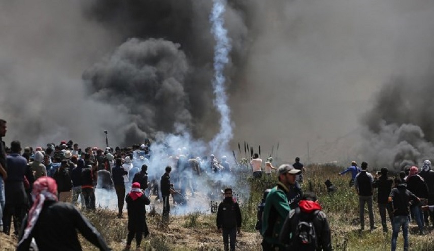 العدو الصهيوني يطلق غازات مجهولة على مسيرات قطاع غزة