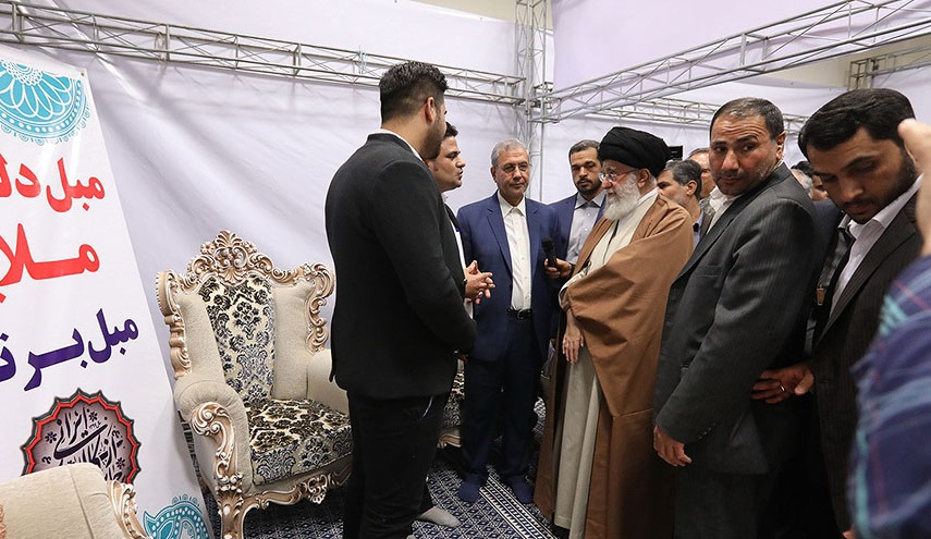 بالصور..قائد الثورة الاسلامية يتفقد معرض السلع الإيرانية في طهران