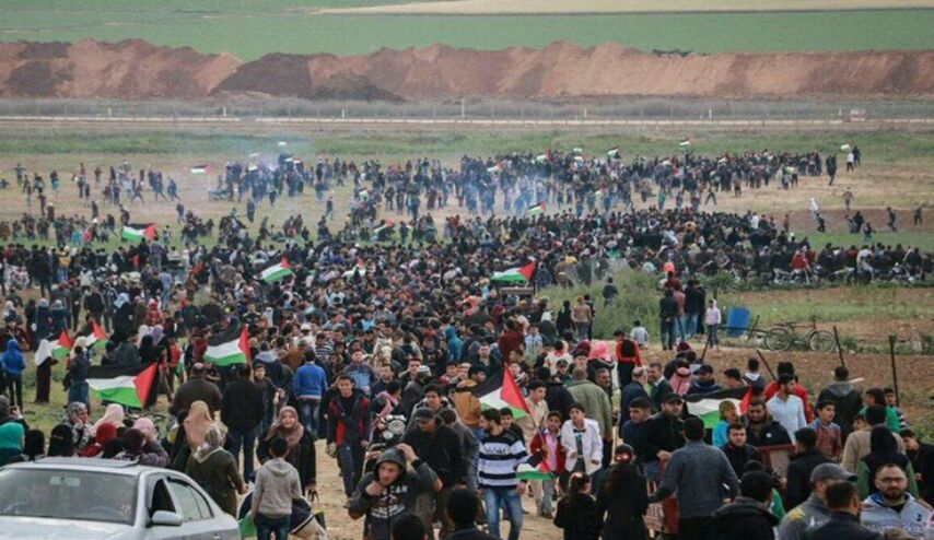 "إسرائيل" تطلق الغاز المسيل للدموع وذخيرة حية على الفلسطينيين على حدود غزة