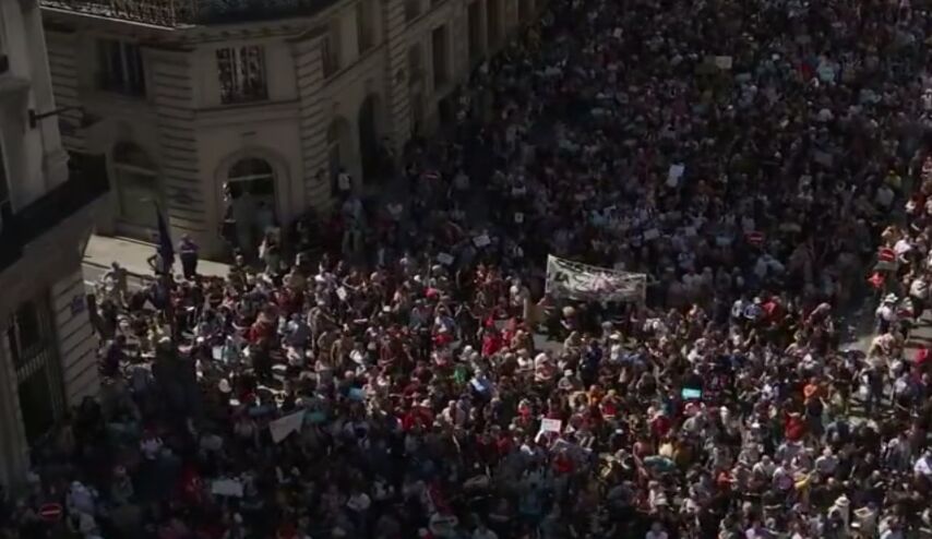 الآلاف يتظاهرون ضد إصلاحات ماكرون وسط باريس