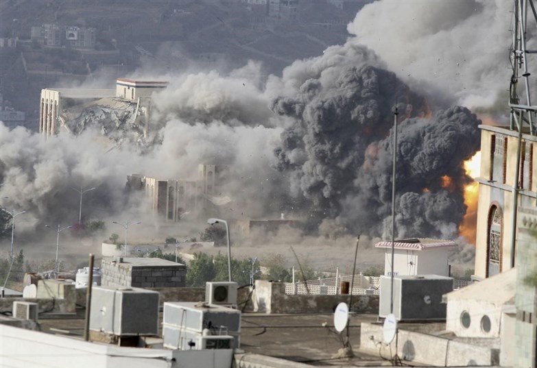 حمله جنگنده های سعودی به دفتر ریاست جمهوری یمن در مرکز صنعا