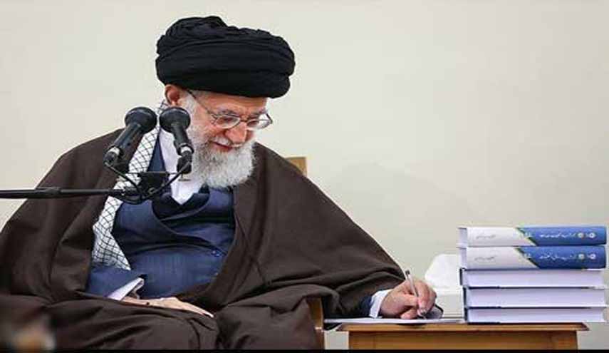ازاحة الستار عن كتاب "انوار العلم" بقلم قائد الثورة الاسلامية