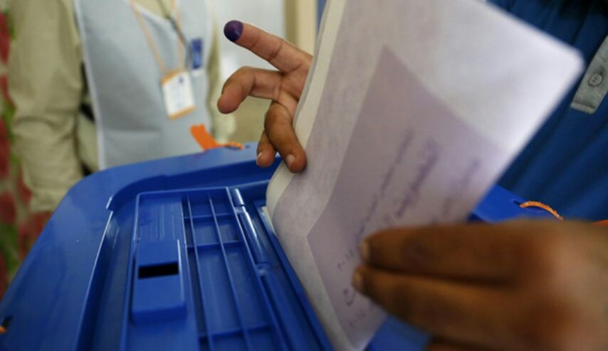 بالصورة.. أول ناخب عراقي يدلي بصوته في الانتخابات النيابية