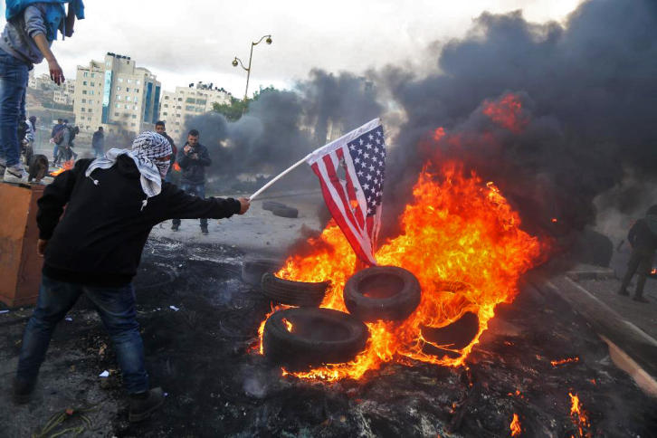 الزحف الفلسطيني يصل إلى محيط السفارة الأمريكية في القدس المحتلة