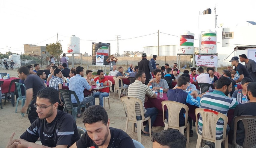 لجنة الامداد الايرانية تقيم افطارا لآلاف الفلسطينيين داخل مخيمات العودة شرق غزة