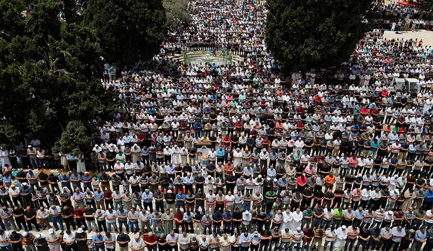  بالصور.. 200 ألف مصلٍّ يؤدون الجمعة الثانية من رمضان بالأقصى 