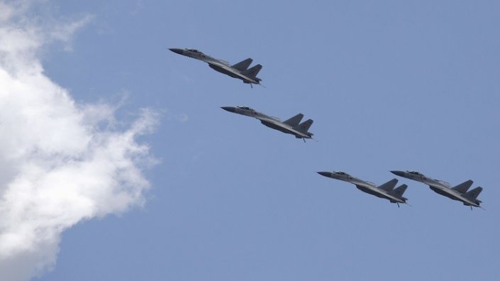 الصين ترسل طائرات حربية لتحذير سفن أميركية