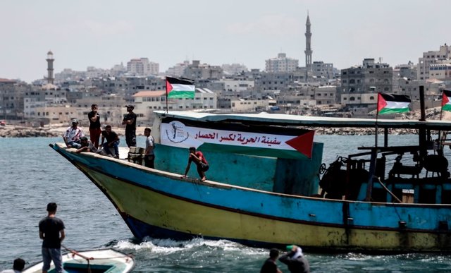 محاصره کشتی آزادی فلسطین توسط قایق‌های جنگی اسرائیل