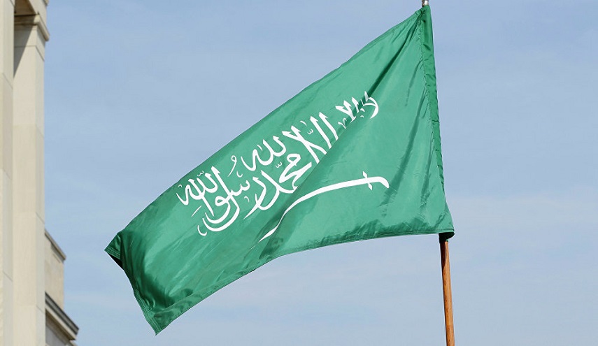 هذا ما ستفعله السلطات لقاضيين سعوديين لم يقفا لـ"تحية العلم"
