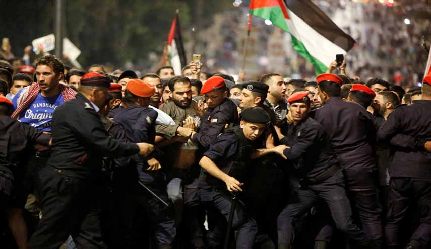 السلطات الأردنية تقمع التظاهرات المطلبية لليوم الرابع وأنباء عن سقوط قتلى