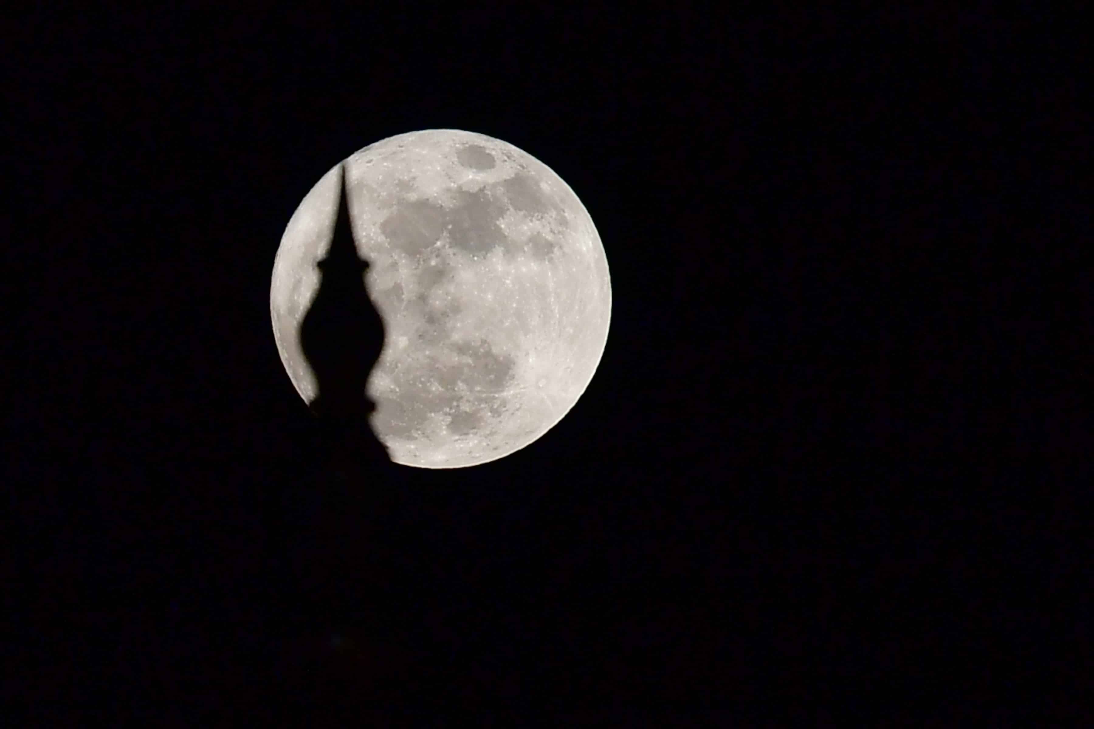 جدل في مصر حول اكتمال القمر في رمضان قبل منتصف الشهر