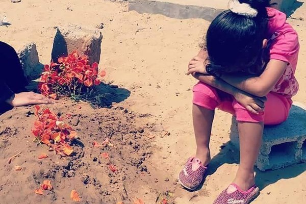 انتشار تصویر تأثیرگذار دخترک فلسطینی در کنار قبر پدر شهیدش