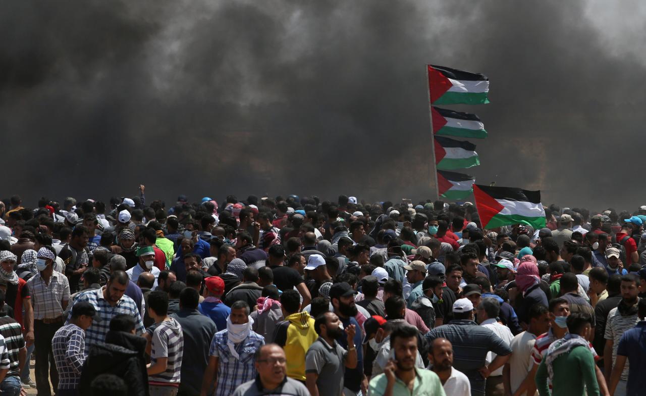 الاحتلال الإسرائيلي يلقي منشورات ورقية على غزة تحذر من مليونية القدس