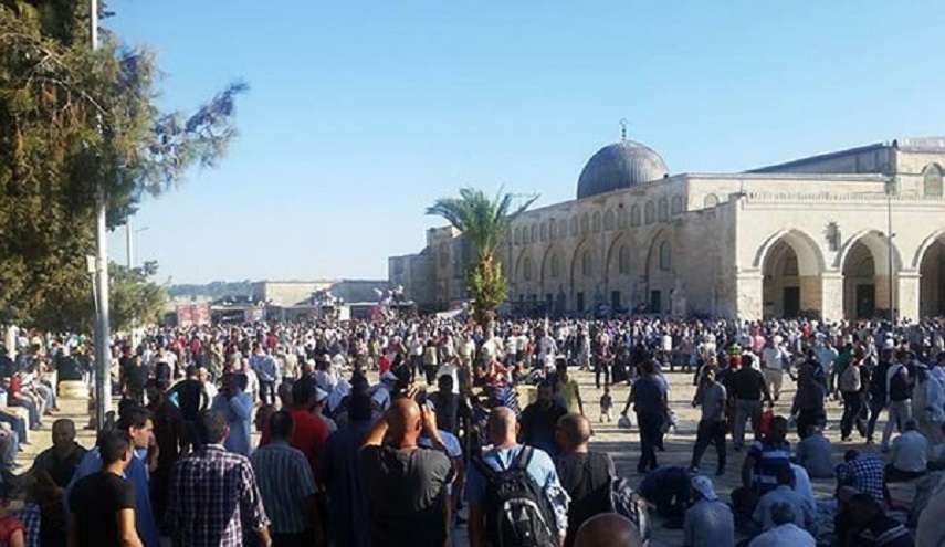 عشرات الآلاف من الفلسطينيين يتوافدون إلى المسجد الأقصى