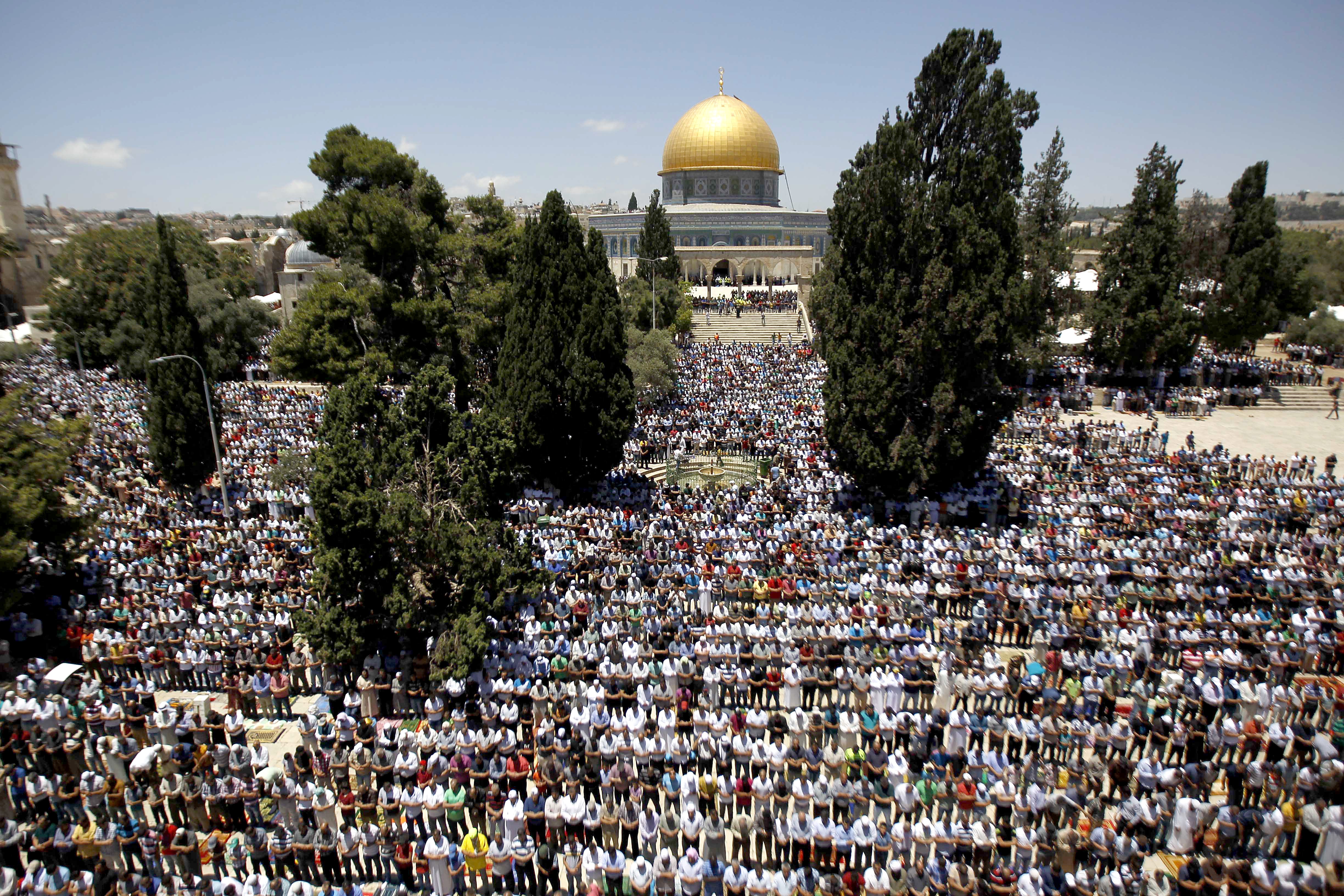 نحو 300 ألف فلسطيني يؤدون صلاة الجمعة في الأقصى تزامناً مع يوم القدس