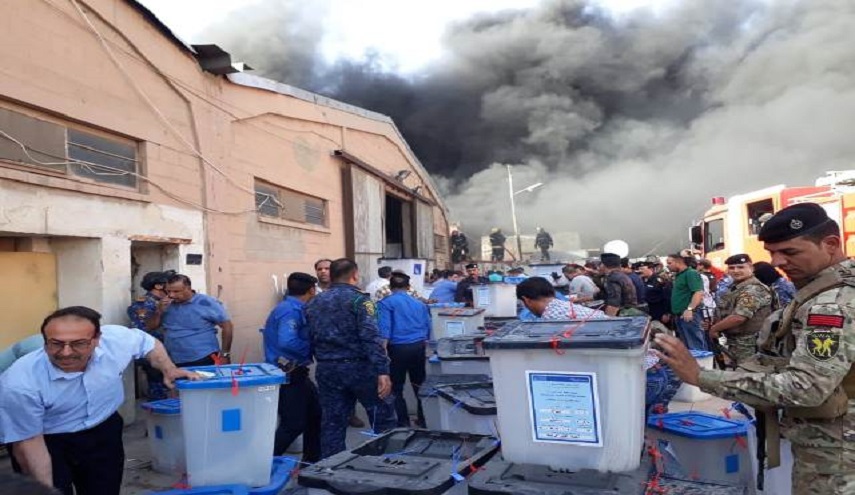 شاهد بالصور... نقل صناديق الاقتراع من مكان الحريق في بغداد