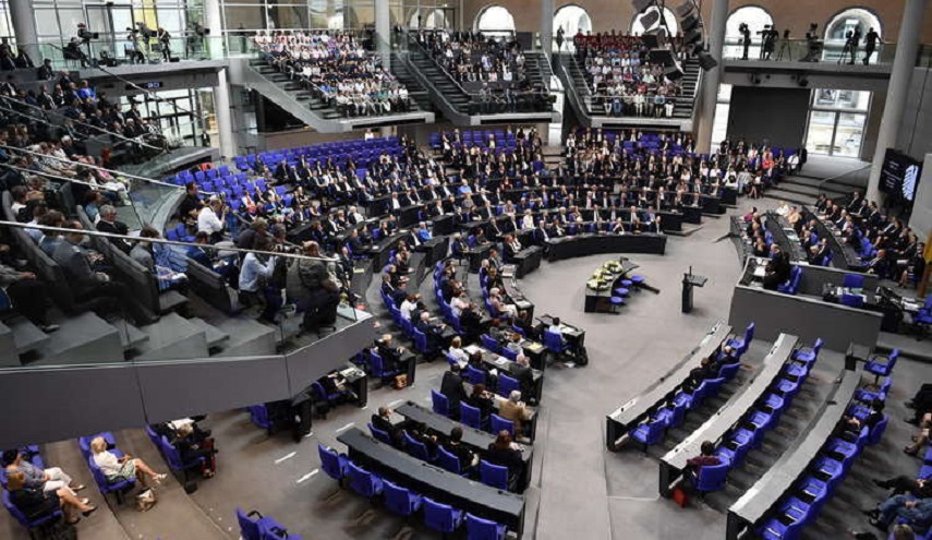 البرلمان الألماني يقر قواعد جديدة لاستقدام عوائل اللاجئين
