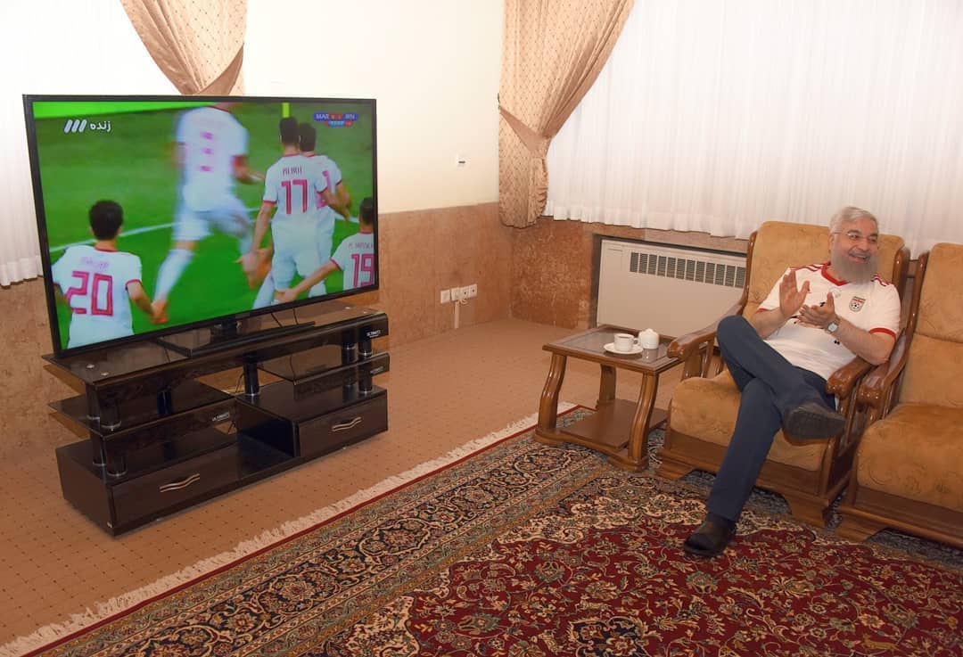الرئيس روحاني يرتدي قميص منتخب إيران ويهنئه بالفوز على المغرب