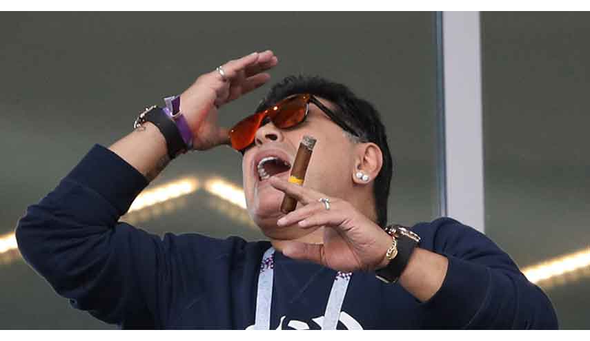 مارادونا يكشف سر تدخينه "السيجار" في مدرجات الأرجنتين