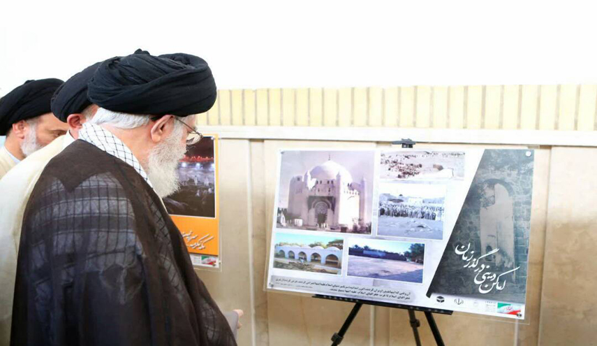 زيارة الإمام الخامنئي لمعرض صور مقبرة البقيع