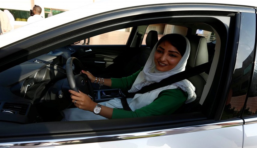 بعد أن كانت من المحرمات.. السعودية تسمح للنساء بقيادة سيارات الأجرة ونقلهن الرجال!