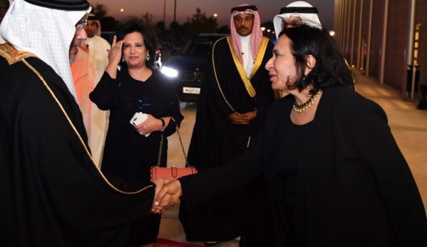 ولیعهد بحرین با اعضای هیات صهیونیستی در منامه  دست داد