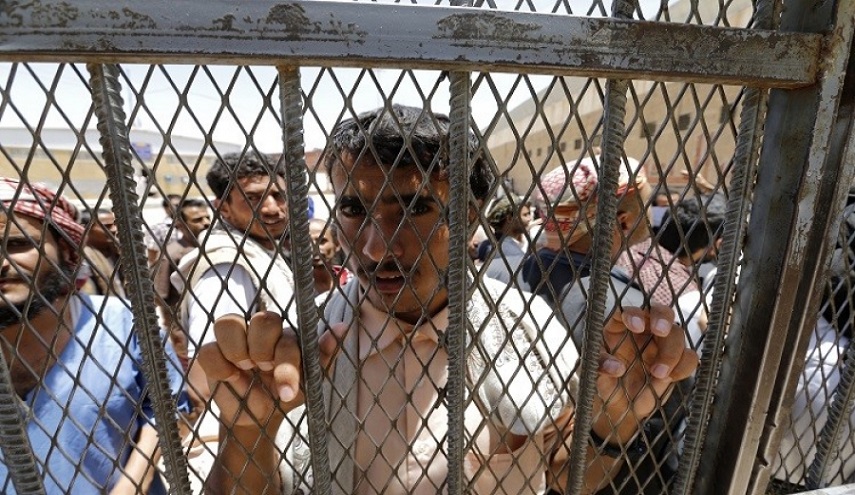 الإفراج عن 12 معتقلا بالمكلا ووقفة احتجاجية أمام قصر هادي بعدن