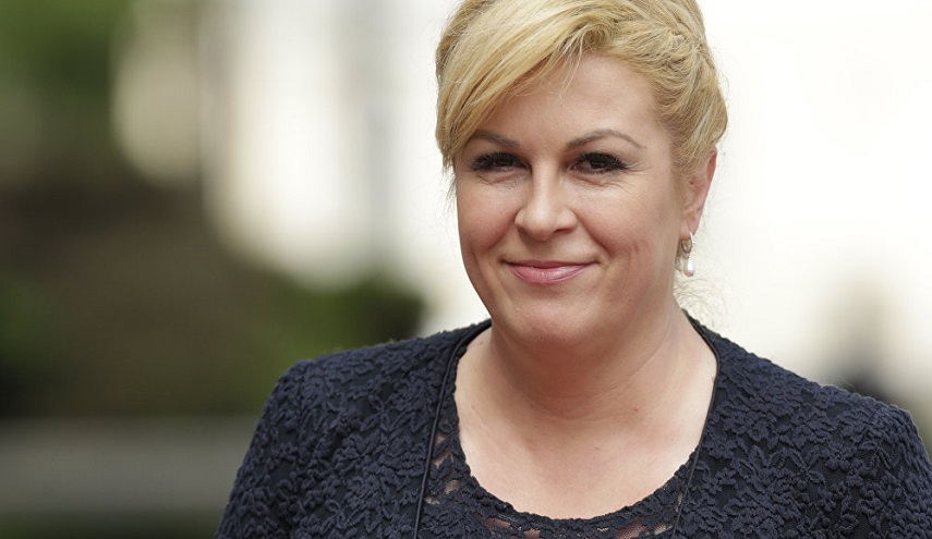 بالصور..رئيسة كرواتيا تتخلى عن الدبلوماسية أثناء تشجيع منتخب بلادها