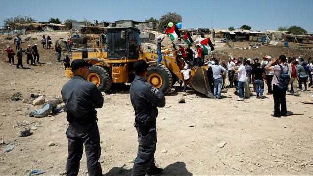 رژیم صهیونیستی ورودی های روستای فلسطینی خان الاحمر را  بادروازه های آهنی بست 