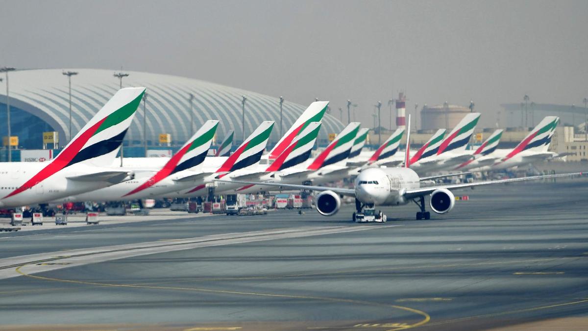 مطار دبي يحول ويلغي مئات الرحلات الجوية