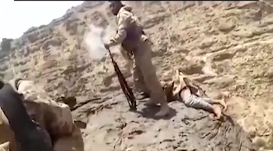 إعدام أسير يمني ورمي جثمانه من أعلى الجبل