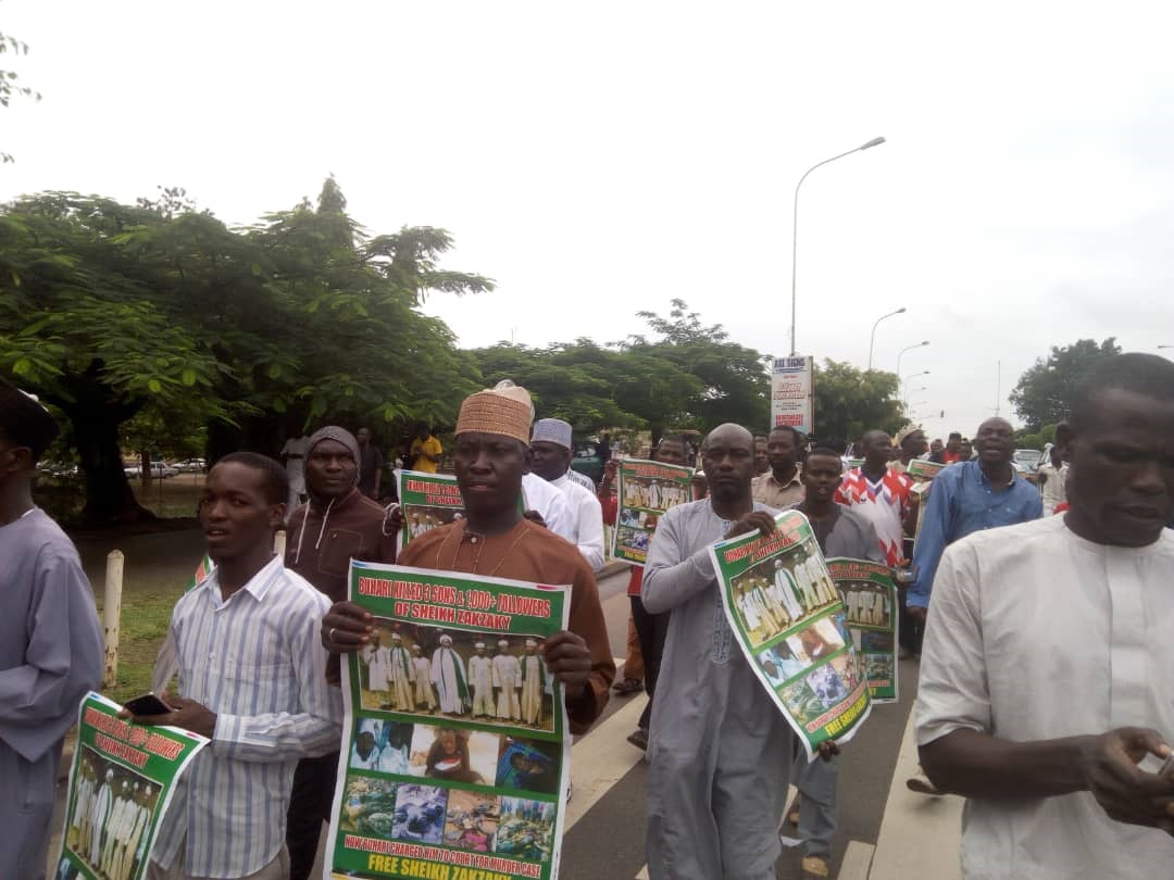 تظاهرات اعتراض آمیز مردم نیجریه در حمایت از شیخ زکزاکی ادامه دارد + عکس