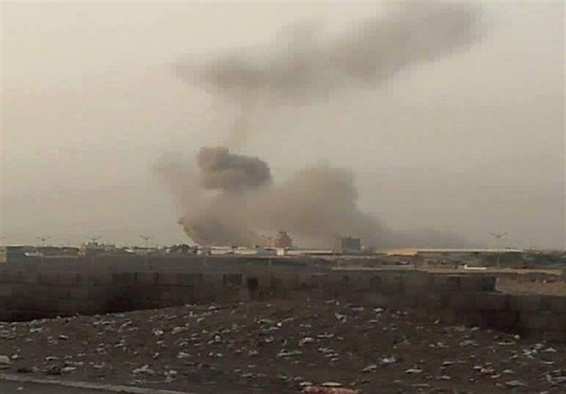 حمله هوایی متجاوزان سعودی  به الحدیده؛  انهدام قایق جنگی متجاوزان در ساحل غربی
