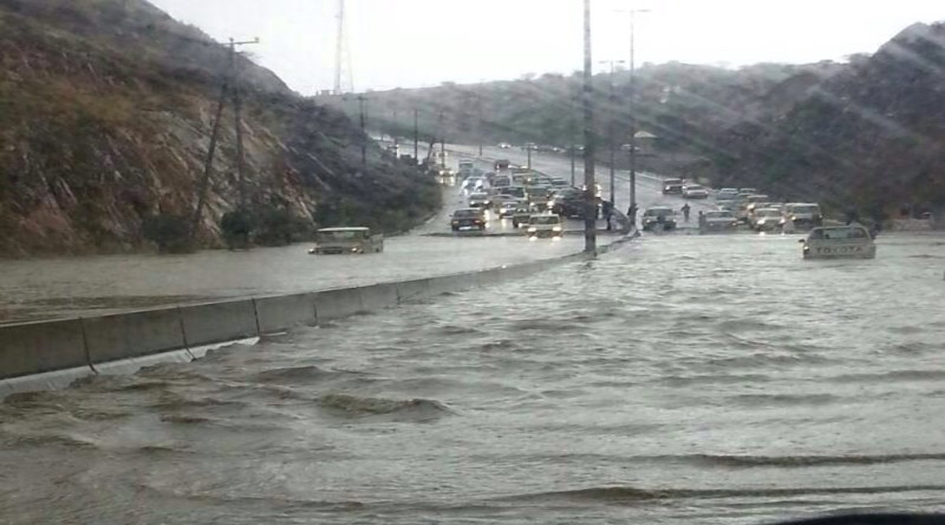"الأرصاد" السعودية تحذر... أمطار رعدية وسيول في الطائف