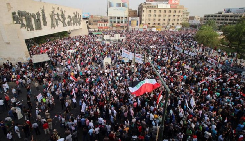 المتظاهرون في ساحة التحرير يسلمون مساعد قائد عمليات بغداد مطالبهم