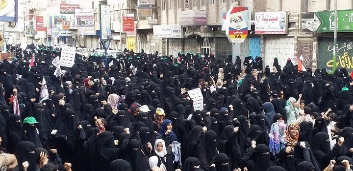 اليمن : مسيرة نسائية بالعاصمة صنعاء تنديدا بجرائم العدوان السعودي